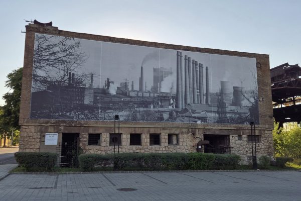 Gyár úti parkolóban egy használaton kívüli, egykori kohászati épület (Ózd)