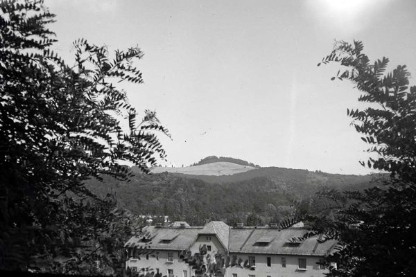 Magyarország, Salgótarján. Kilátás az evangélikus templomtól, szemben az Acélgyári út 18., 18/A és 16. számú ház Salgó út felőli homlokzata. Távolban a Pécskő (néha Pécs-kő). (1941) Fortepan / Mikolay Károly